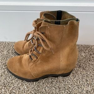 Sorel boots. Size 4 in kids but fits womens size 6